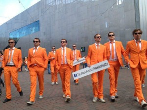 De mannen van MentalSuits in het oranje